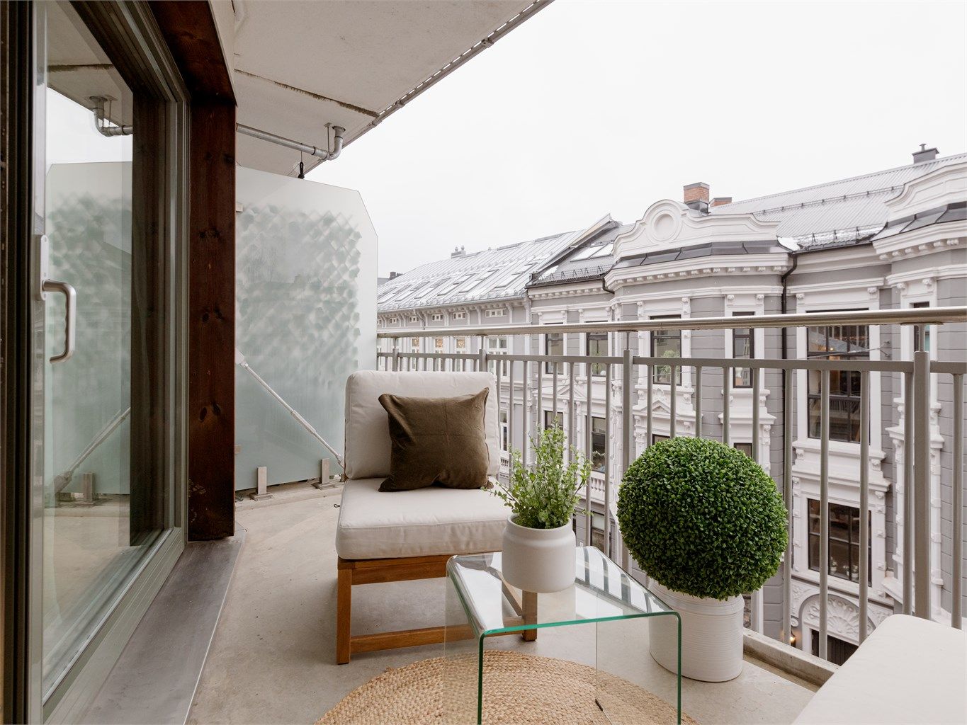 Innbydende balkong som gir rom for både ro og hverdagsglede.