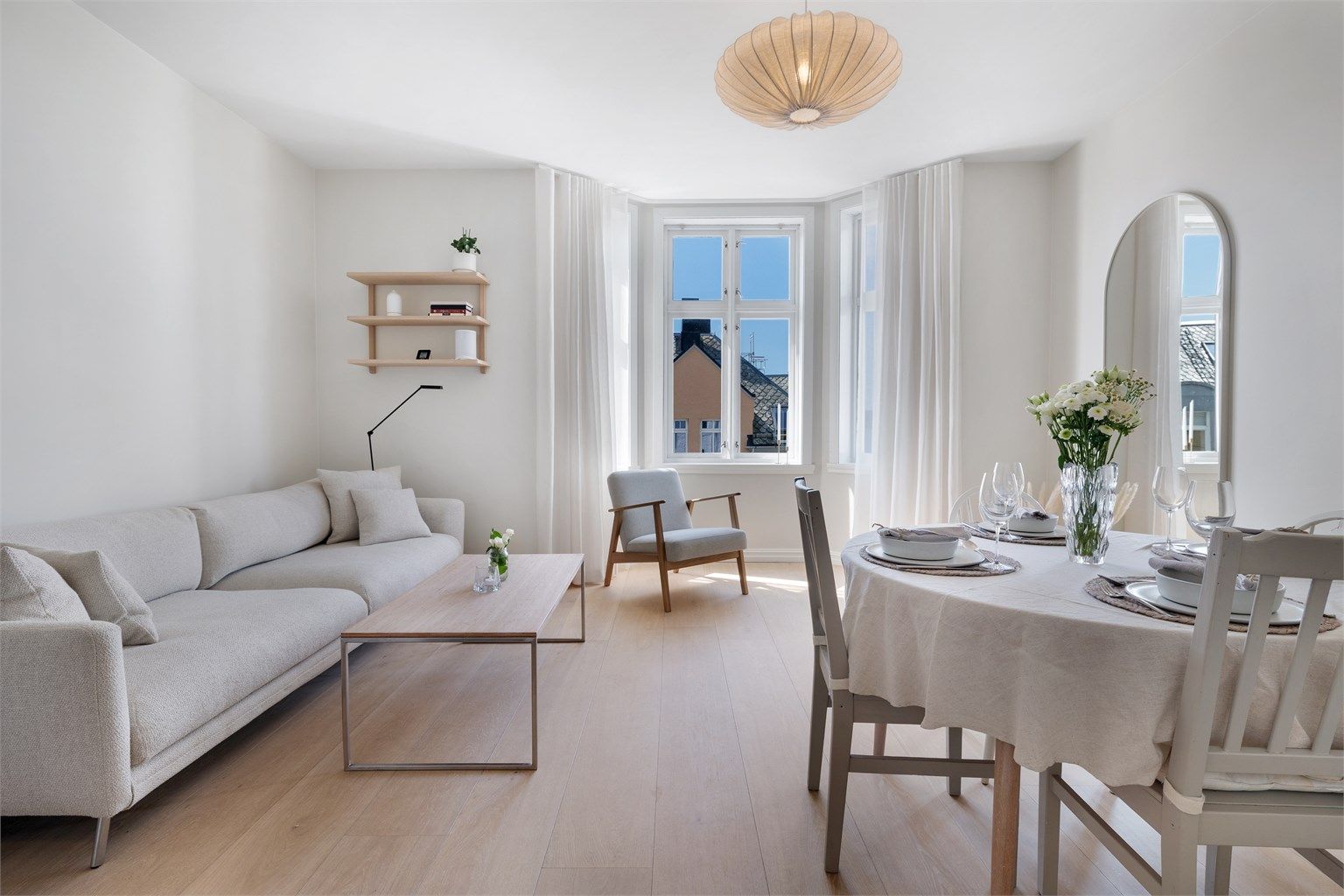 Vakre heltre gulv, god takhøyde og store profilerte lister