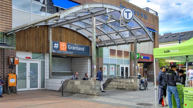 Det er omtrent 9 minutters gange til Grønland T-banestasjon med alle T-banens linjer.