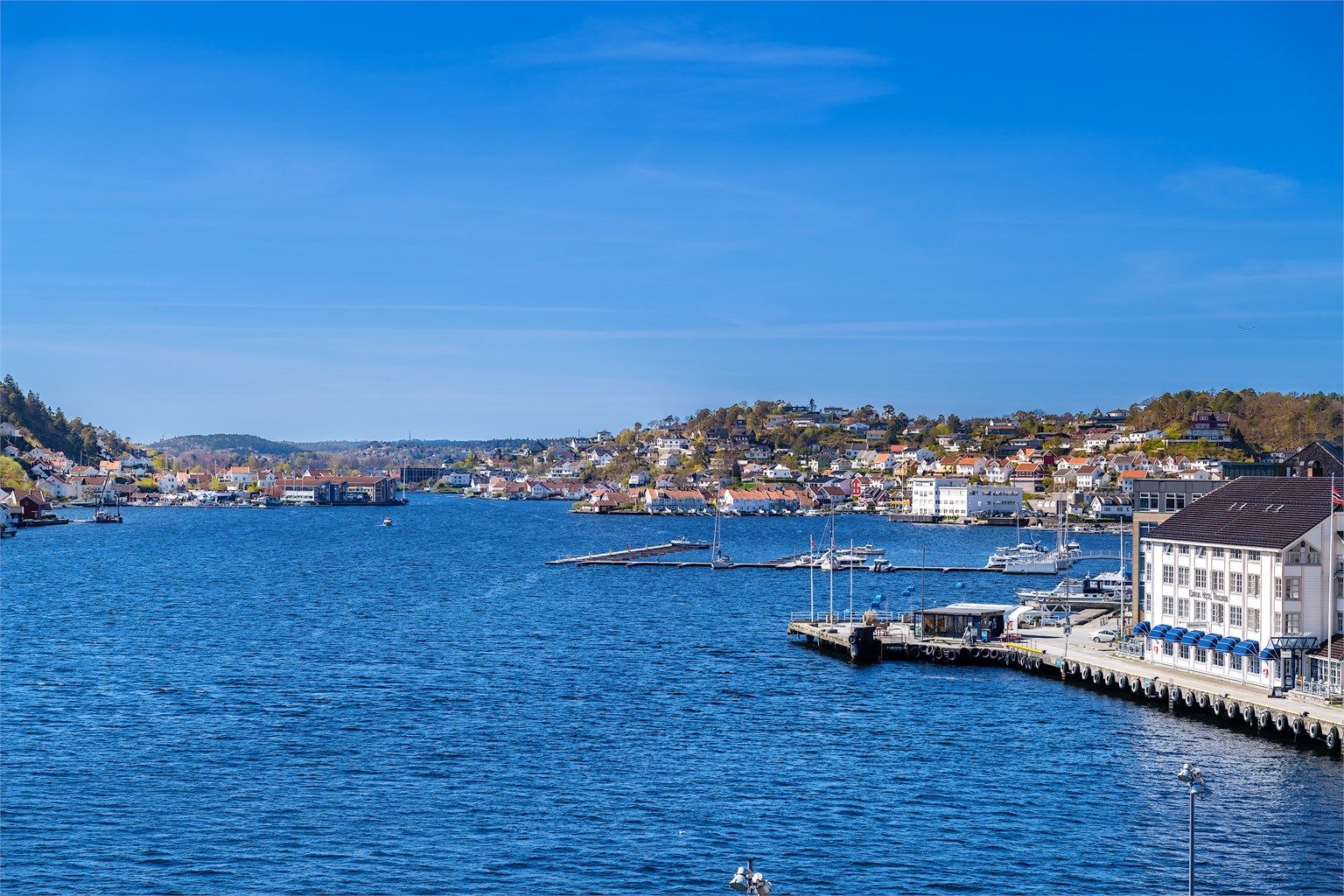 Her vises utsikten mot Tyholmen, byfjorden og de øvrige vakre sørlandske omgivelsene.