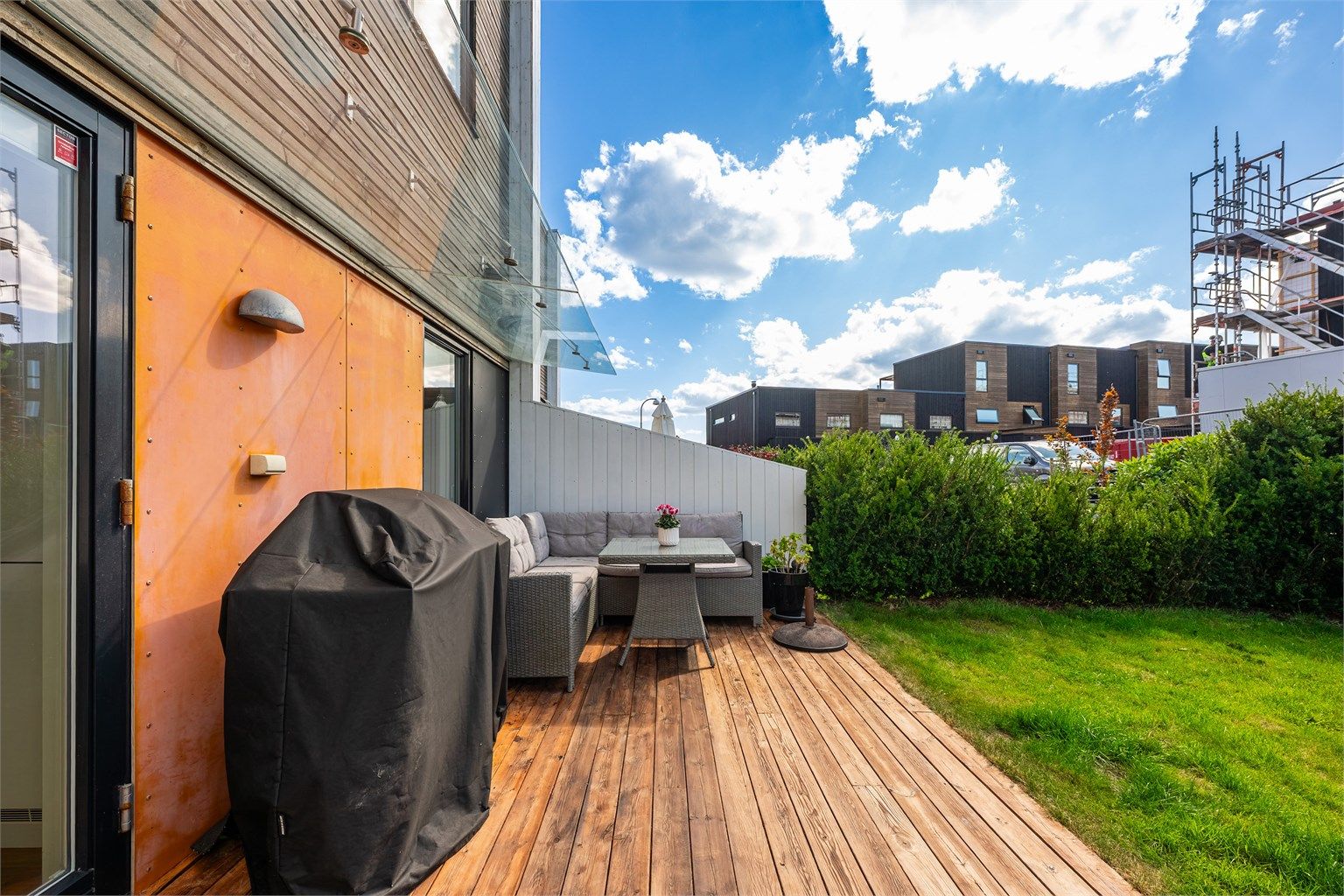 Solrik og fin terrasse og hage. 