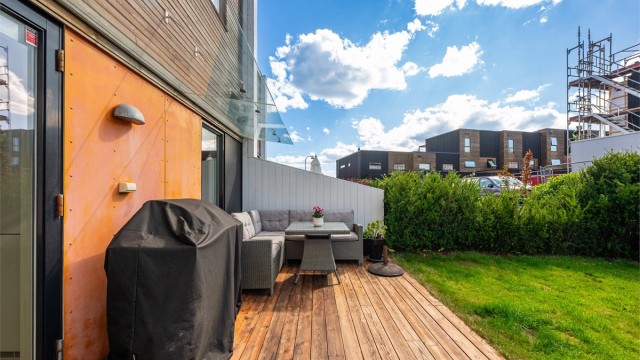 Solrik og fin terrasse og hage.