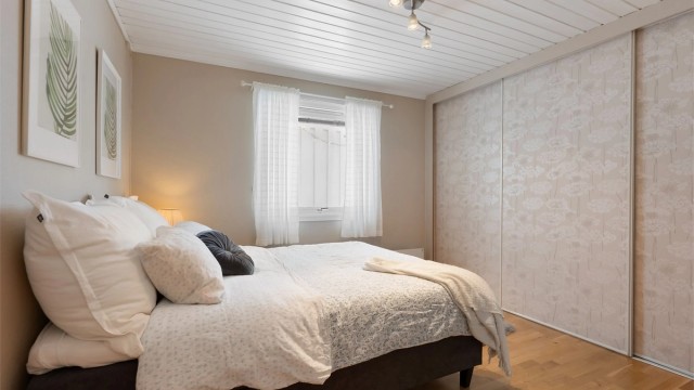 Her er det montert en romslig skyvedørsgarderobe for effektiv oppbevaring.