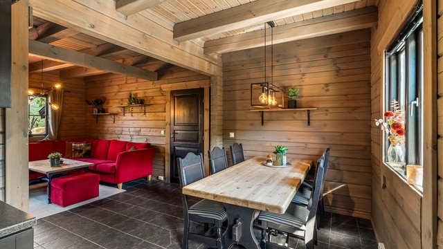 Gjennomgående materialvalg med laftet tømmer og trepanel i lune, lekre fargevalg