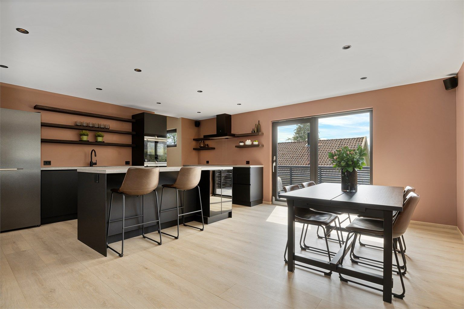 Fra kjøkken/stue er det utgang til en romslig veranda på 33 kvm. 