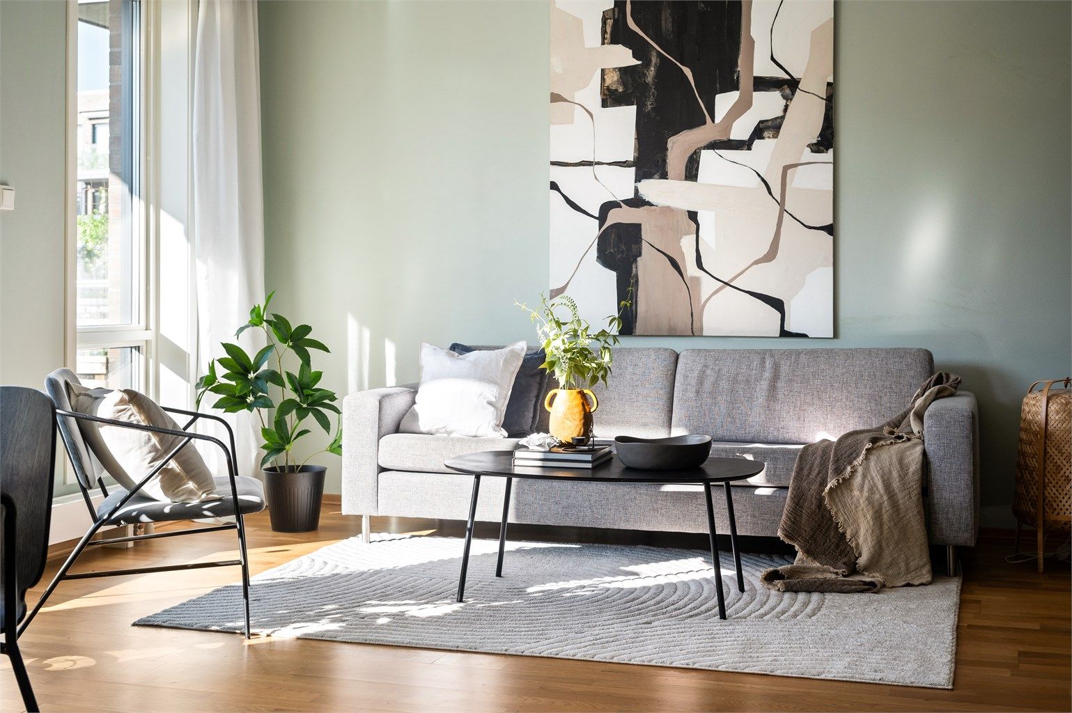 Boligen har en meget god planløsning og holder god standard. Stuen er av god størrelse med plass til sofa, tilhørende salongbord og TV-seksjon.