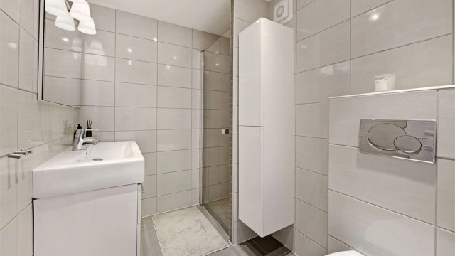 Bad - oppusset i 2011 - flislagt gulv og vegger - downlights i himling - baderomsinnredning - vegghengt wc - dusjhjørne