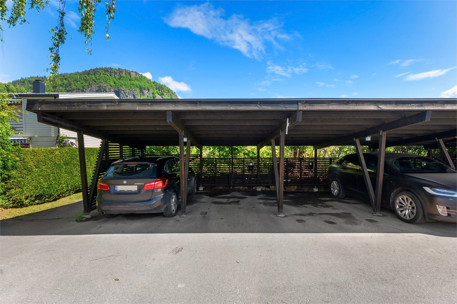 Det medfølger 1 plass i felles carportanlegg med elbil-lader