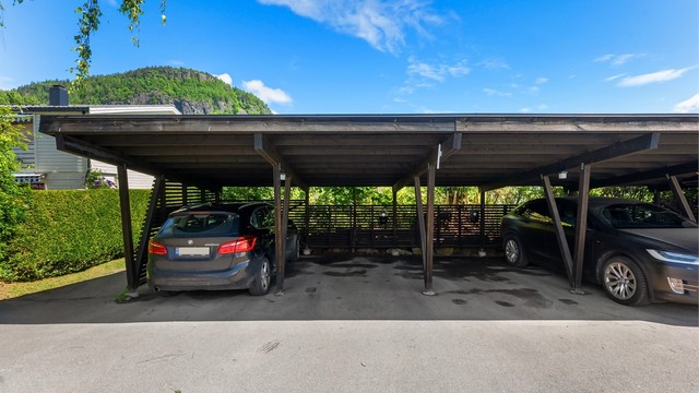 Det medfølger 1 plass i felles carportanlegg med elbil-lader