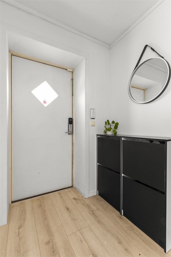Flott inngangsparti med plass til å henge fra seg sko og jakker. Praktisk kodelås  på døren så du slipper å glemme nøkkelen! 