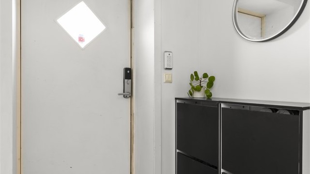 Flott inngangsparti med plass til å henge fra seg sko og jakker. Praktisk kodelås på døren så du slipper å glemme nøkkelen!