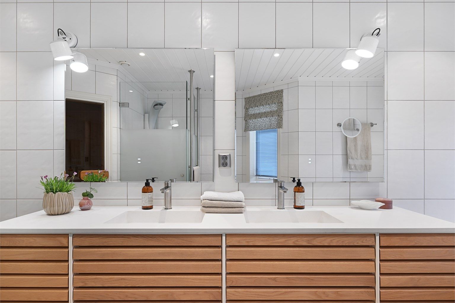 Innredningen fra 2021 har to nedfelte servanter og god oppbevaringsplass.