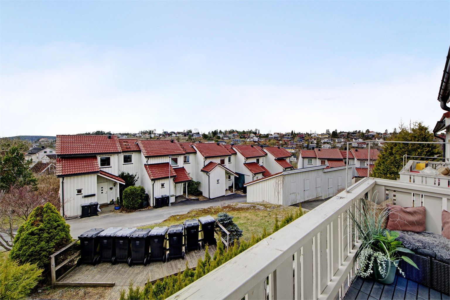 Utsyn fra balkong - høyt og fritt beliggende med pent utsyn
