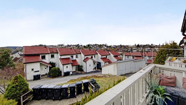 Utsyn fra balkong - høyt og fritt beliggende med pent utsyn