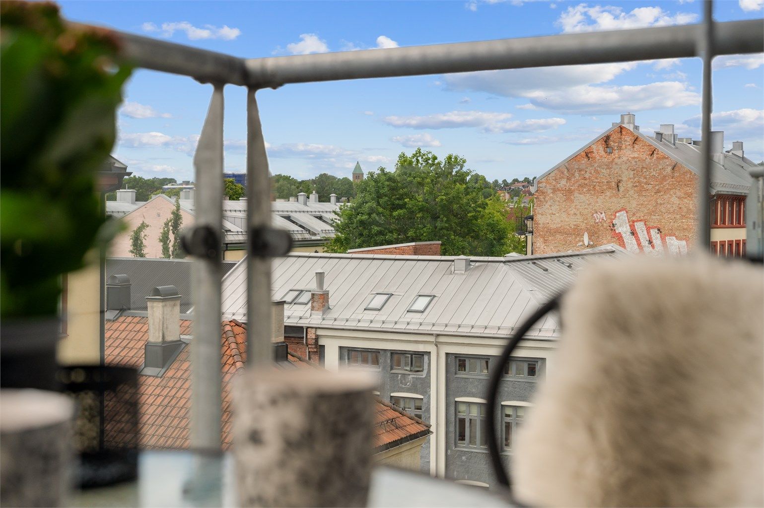 Her bor du sentralt til i 4. etasje, men tilbaketrukket til med alt du måtte trenge i umiddelbar nærhet. 