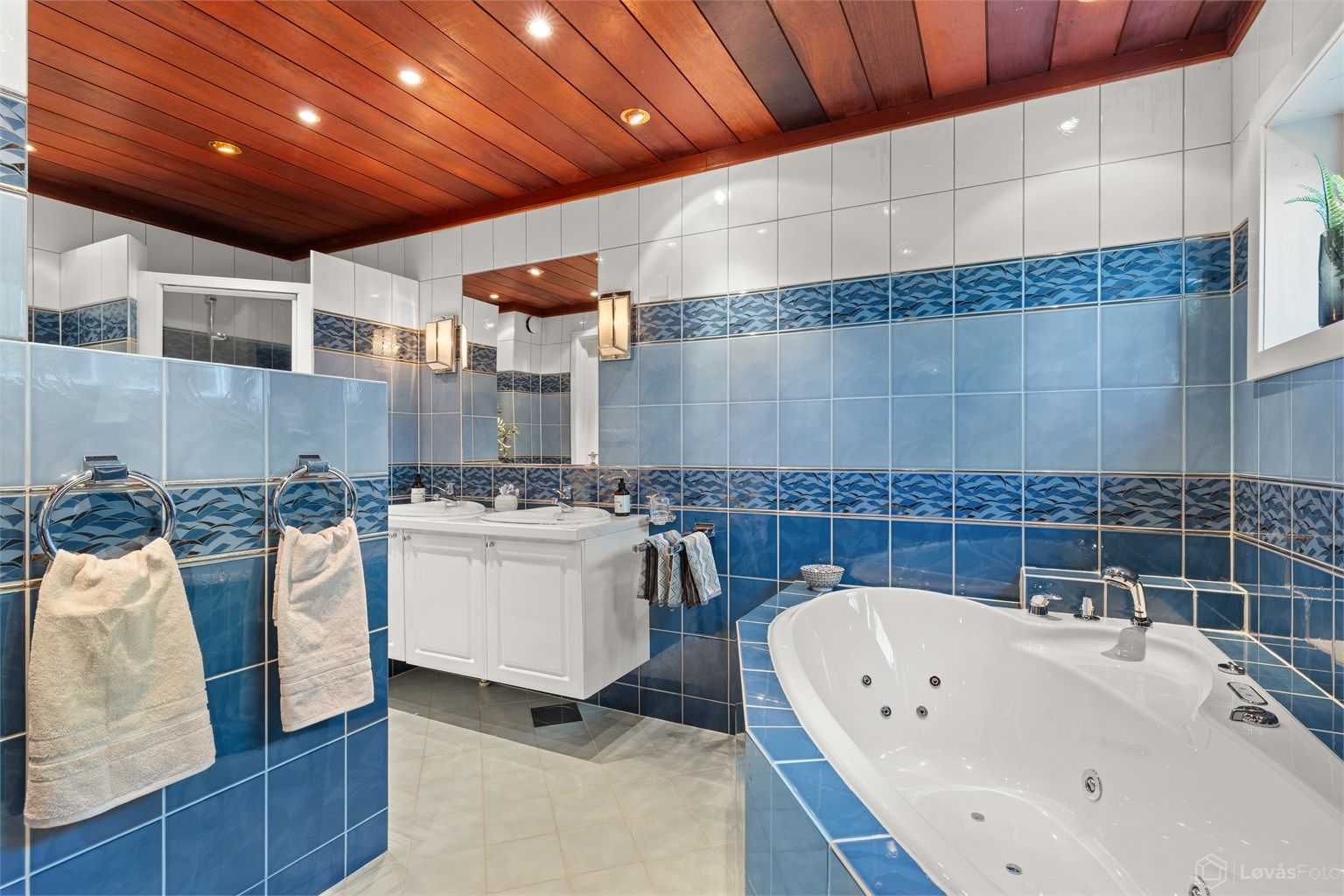 Badet har både dusj og badekar