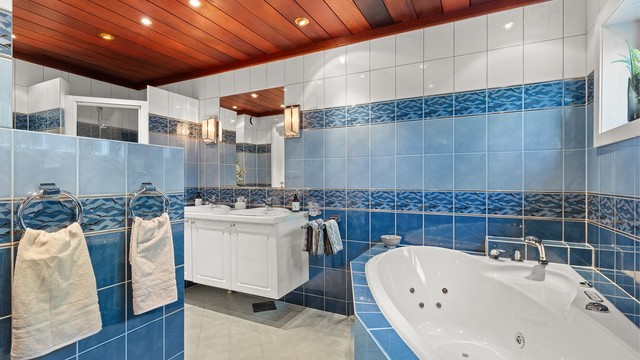 Badet har både dusj og badekar