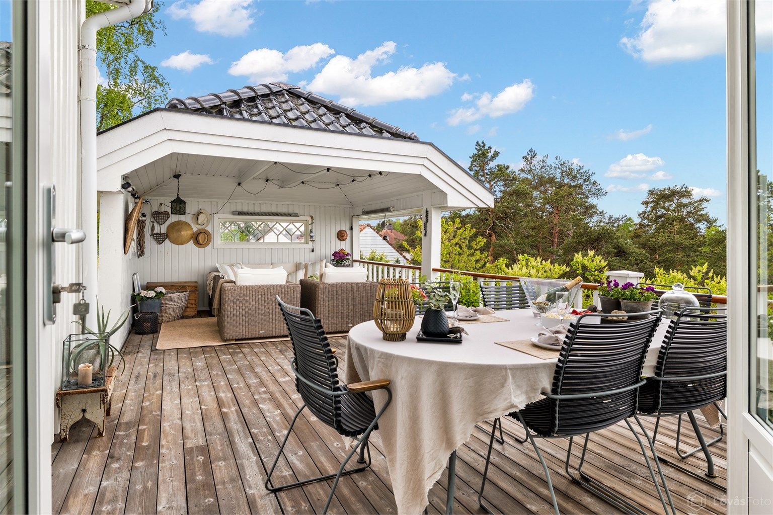 Usjenert og flott terrasse med adkomst til hagen