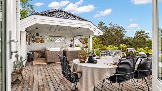 Usjenert og flott terrasse med adkomst til hagen
