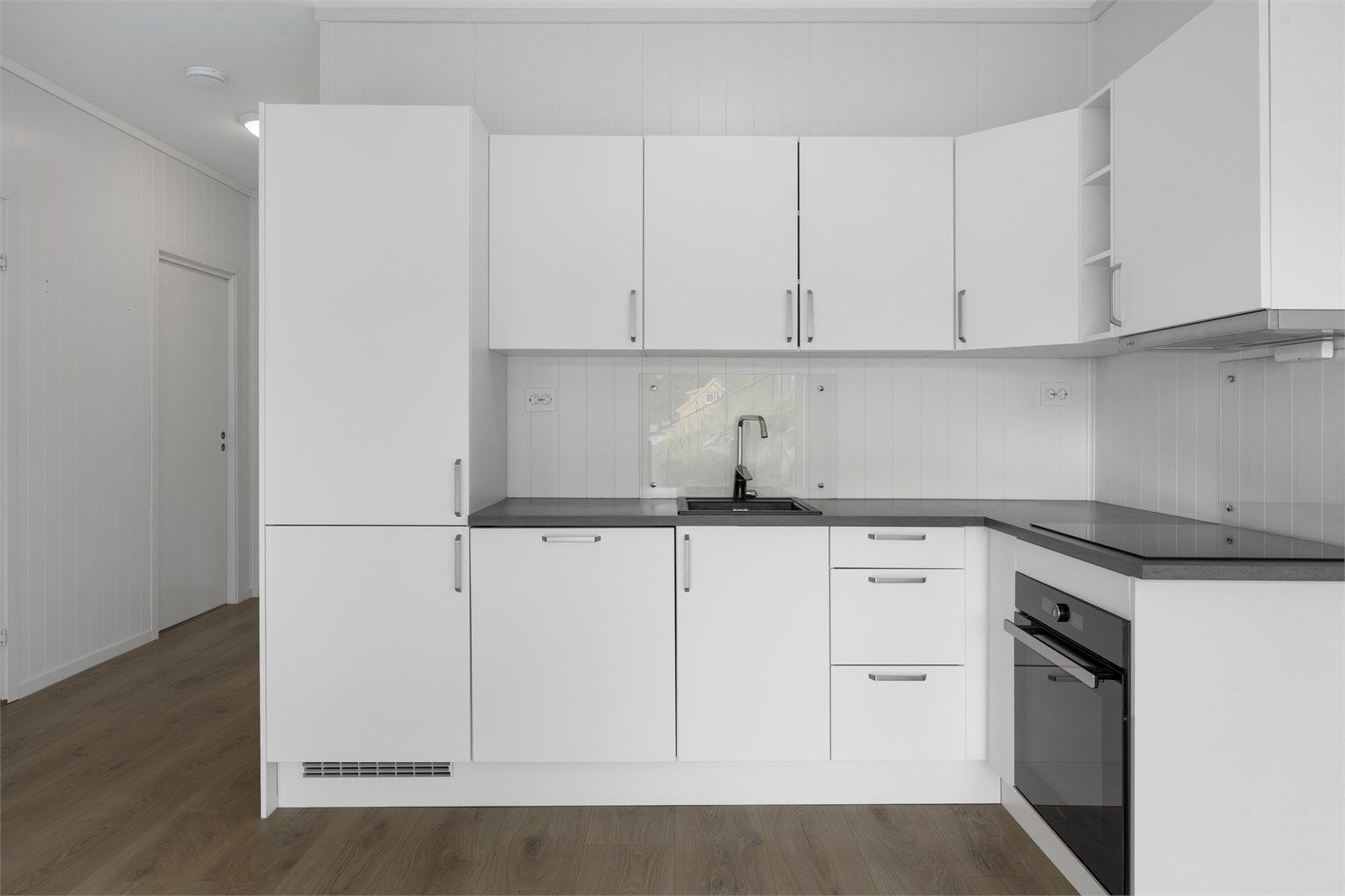 Kjøkkenet er utstyrt med oppvaskmaskin, stekeovn og kjøkkenventilator med kullfilter.