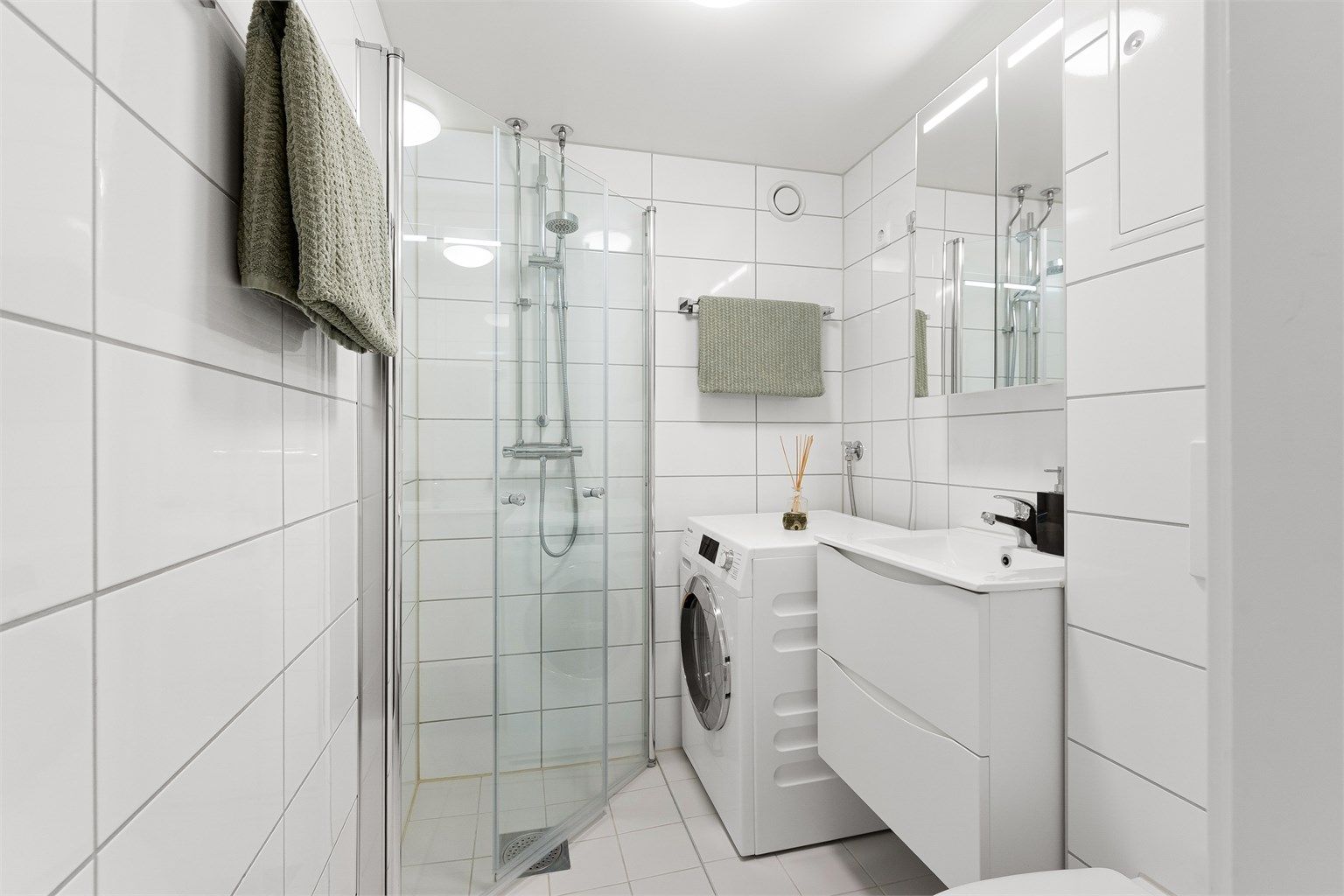 Badet ble oppgradert i 2021 med flislagte overflater, gulvvarme og vegghengt toalett.