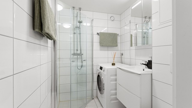 Badet ble oppgradert i 2021 med flislagte overflater, gulvvarme og vegghengt toalett.