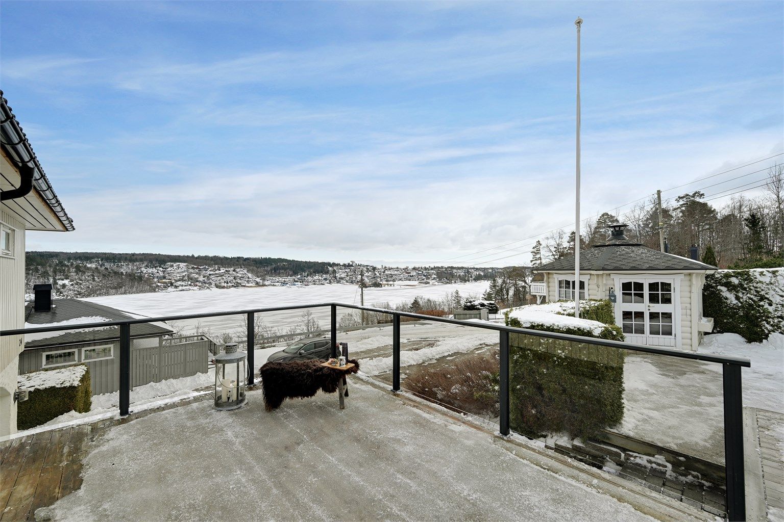 Terrassen ligger fantastisk til - området er barnevennlig og rolig.