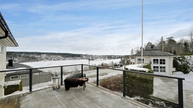 Terrassen ligger fantastisk til - området er barnevennlig og rolig.