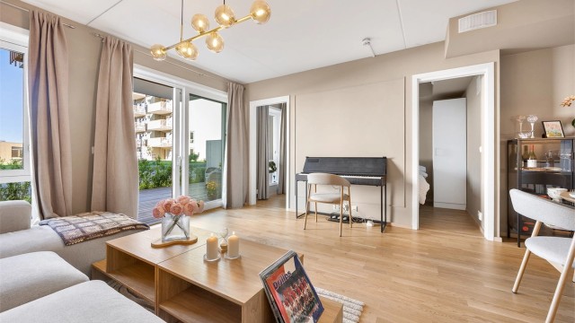 Store vindusflater og terrassedør med trelags isolerglass fra 2022 slipper inn rikelig med lys.