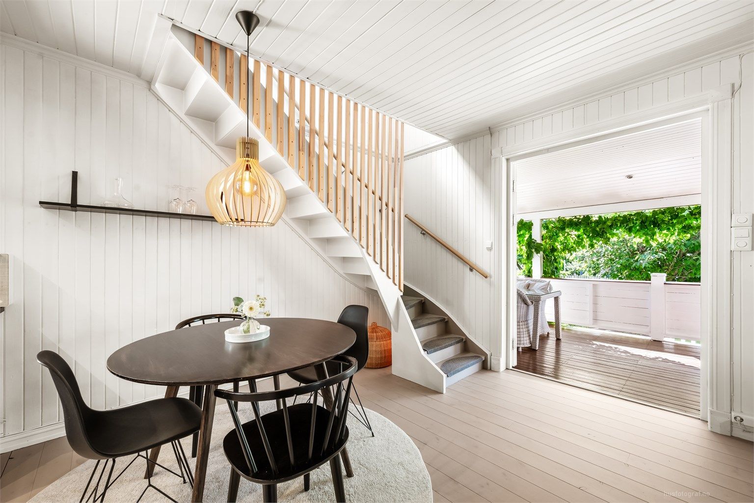 Fra spisestuen er det utgang til en overbygget terrasse på ca. 43 m².