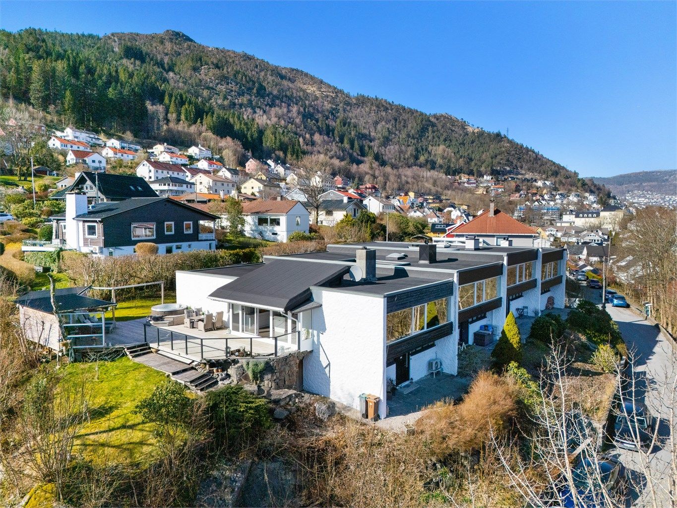 Velkommen til Fredlundveien 91. En flott familiebolig i enden av blindvei. Naturskjønne omgivelser og kort vei til Bergen sentrum.