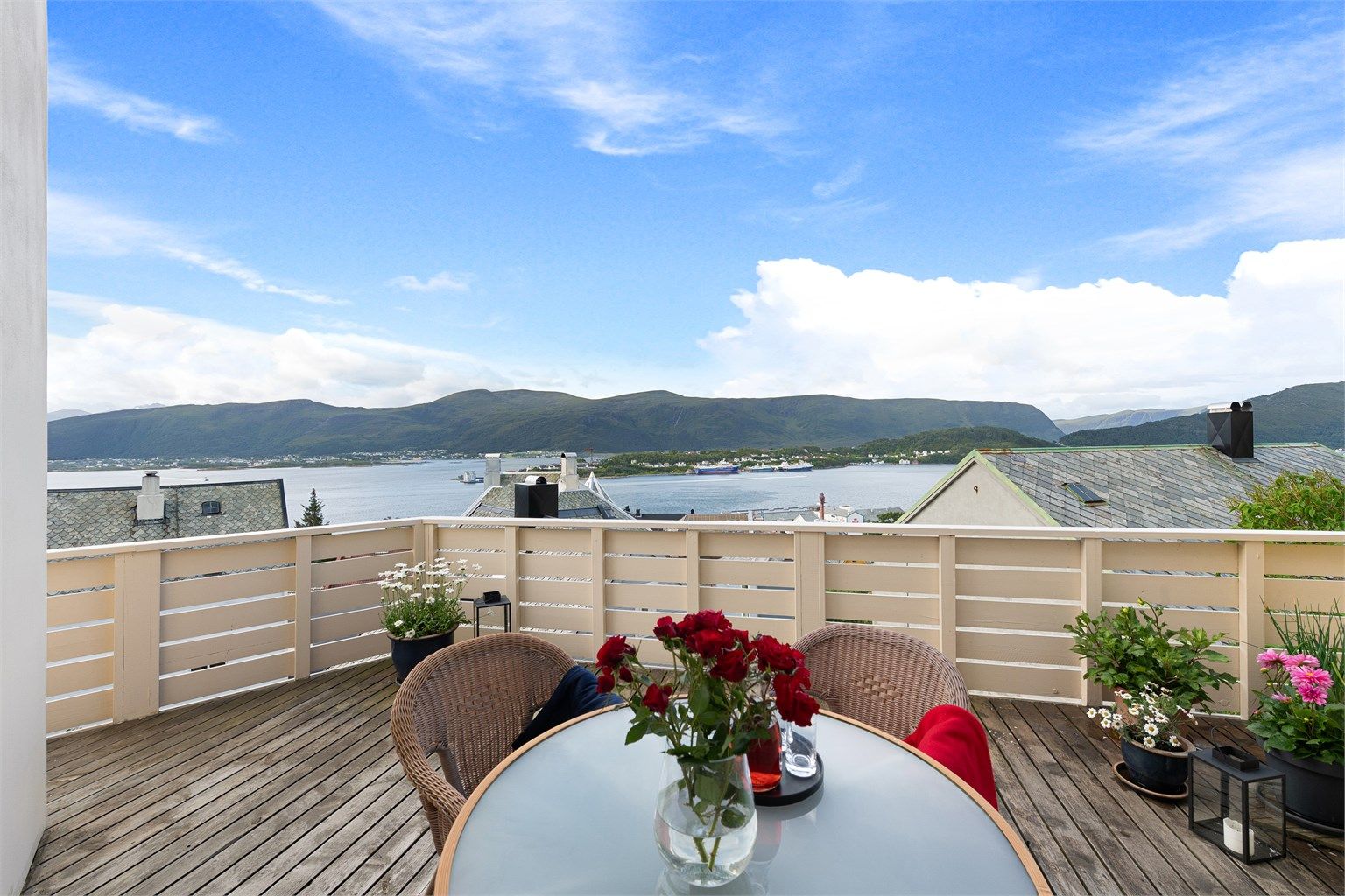 Fantastisk utsikt fra eiendommen som har sydvestvendt terrasse. Herfra kan du nyte utsikt over Borgundfjorden med skipstrafikken til og fra Ålesund havn, Slinningsbålet og Sunnmørsfjella.