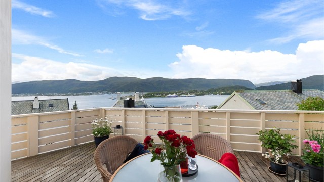 Fantastisk utsikt fra eiendommen som har sydvestvendt terrasse. Herfra kan du nyte utsikt over Borgundfjorden med skipstrafikken til og fra Ålesund havn, Slinningsbålet og Sunnmørsfjella.