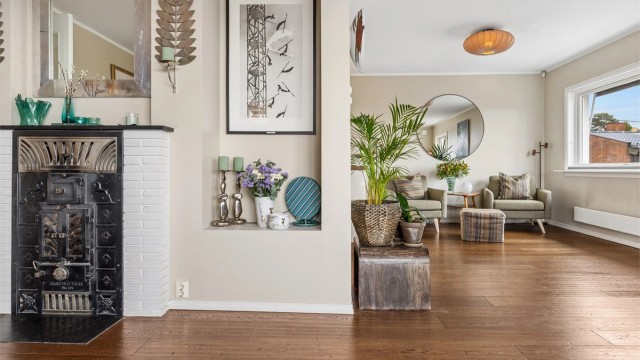 En eldre vedovn gir ekstra varme og hygge på kalde dager.