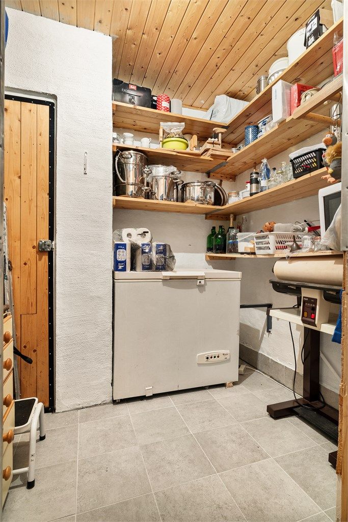 En av bodene er praktisk innredet for oppbevaring av matvarer og annet utstyr.