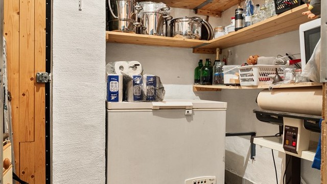 En av bodene er praktisk innredet for oppbevaring av matvarer og annet utstyr.