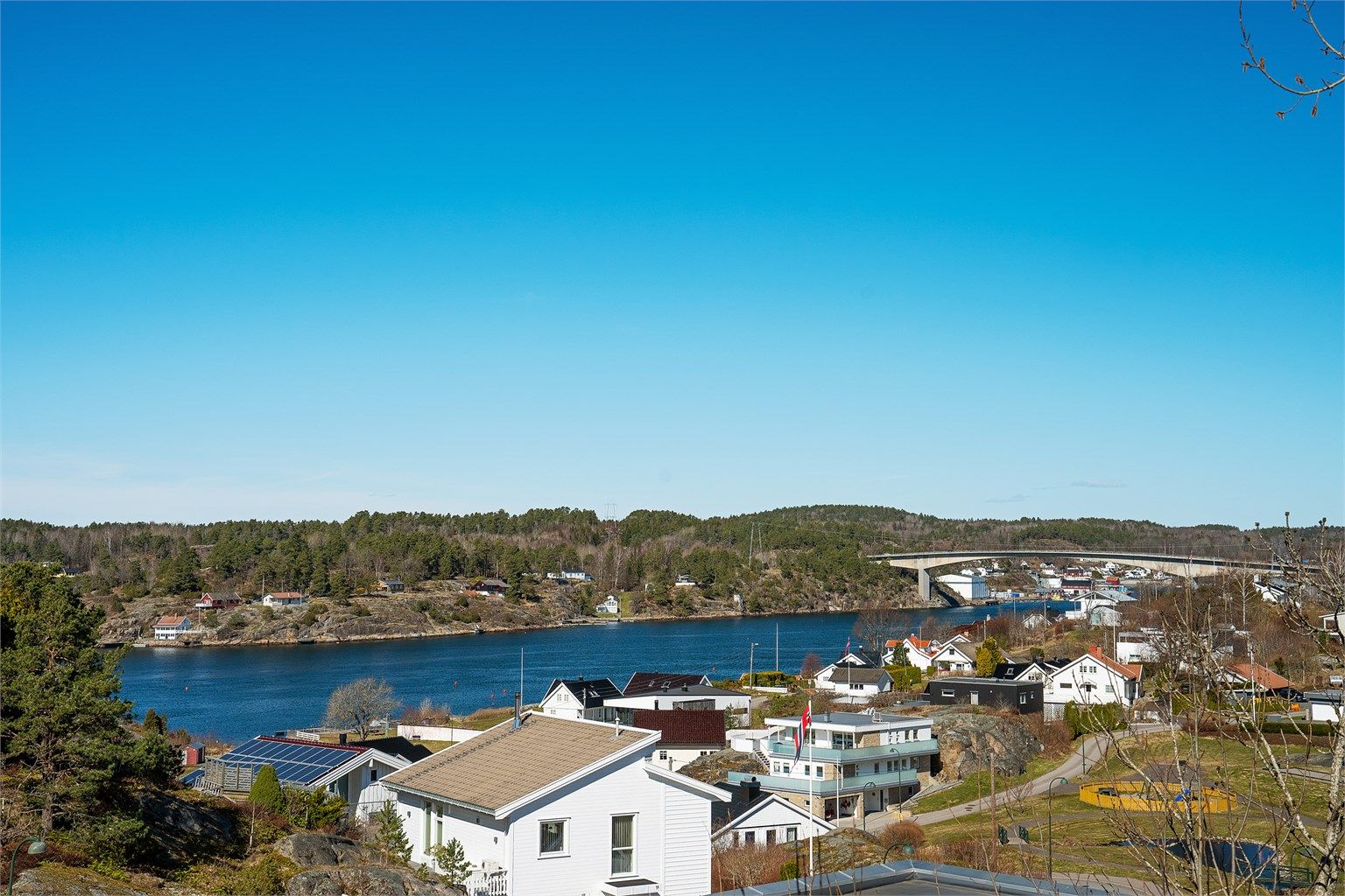 Fra eiendommen er det flott utsikt over nærområdet og sjøen.