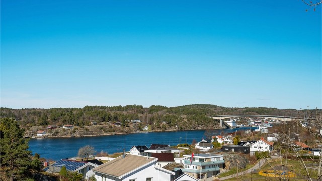 Fra eiendommen er det flott utsikt over nærområdet og sjøen.