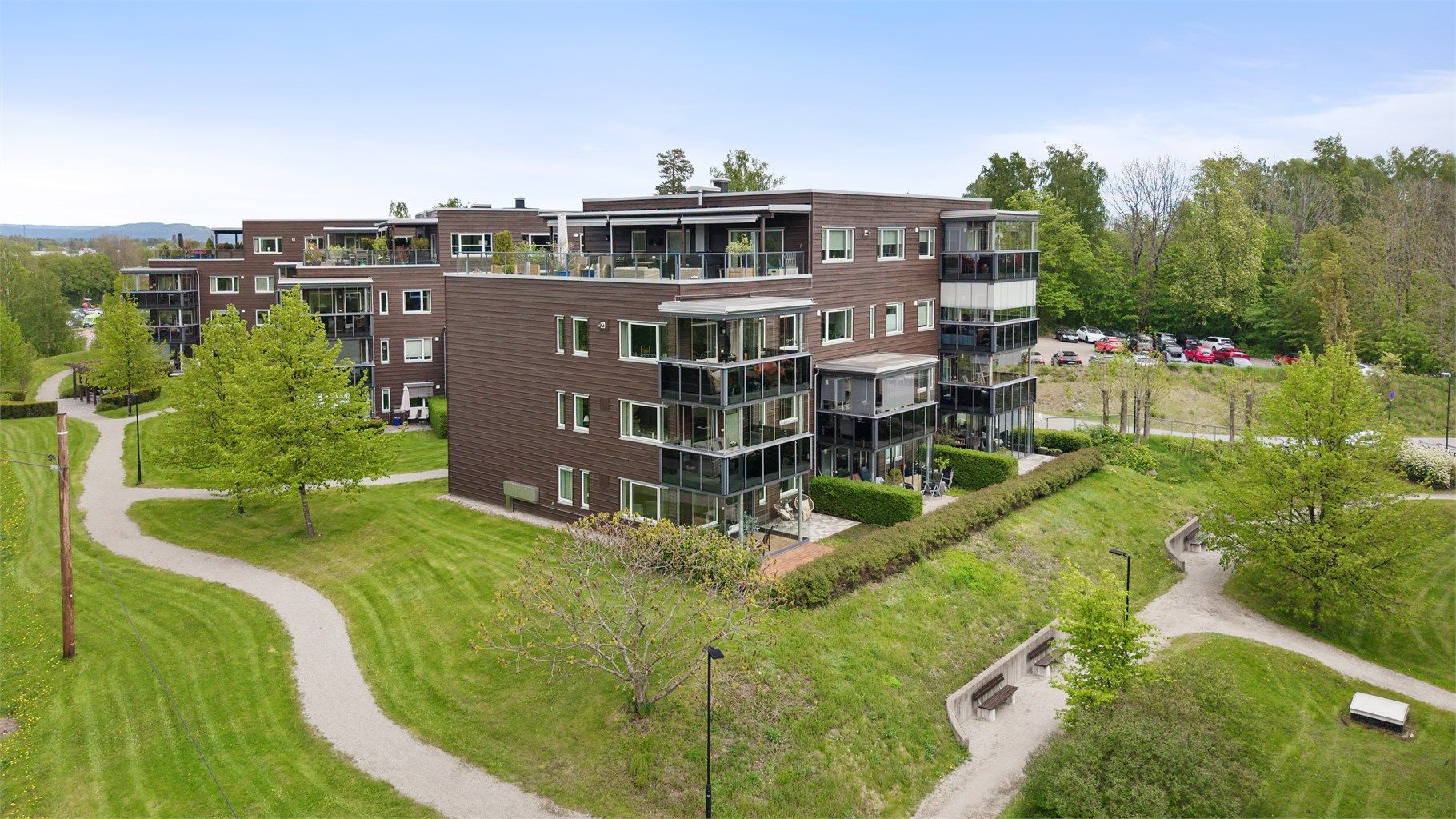 Her får du en pen og lettstelt hjørneleilighet på bakkeplan med innglasset markterrasse og gode solforhold. Det er parkering i felles garasjeanlegg og bod i kjelleren.
Foto: Trond Reder