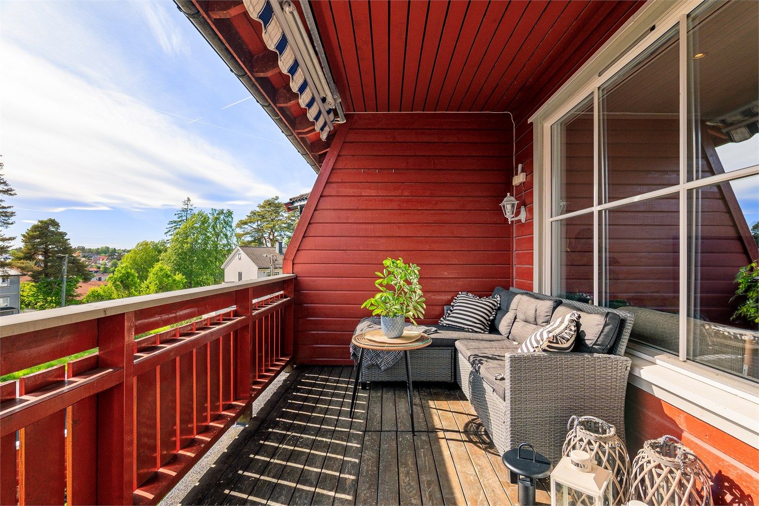 Sommerstid er det sol på verandaen allerede fra sen formiddag og nærmest helt til solnedgang. Fotograf; Kristoffer Kristiansen.
