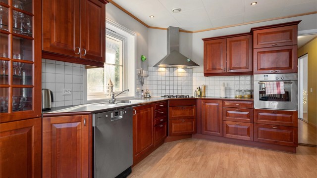 Kjøkkenet har fliser mellom benk og overskap, laminat benkeplate
med nedfelt 1-1/2 oppvaskkum. Det er kjøkkenventilator med avtrekk ut.