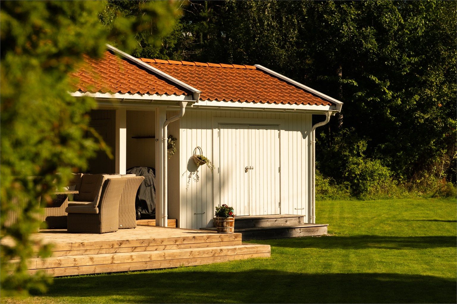 Redskaper og hageleker kan enkelt tas ut og inn til den store, uisolerte redskapsboden oppført i 2009.