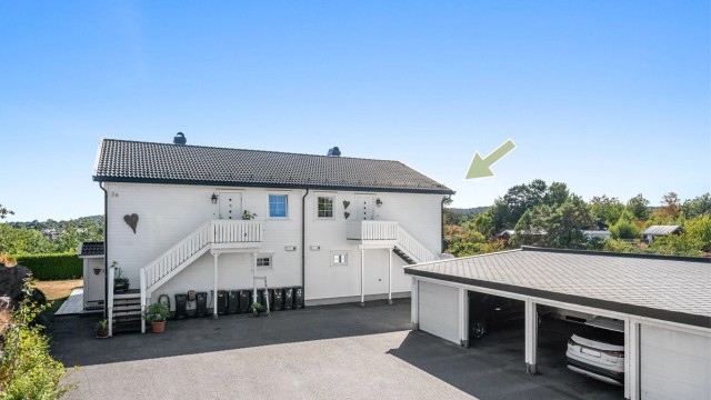 Naudebroveien 8 C - Leiligheten ligger i byggets 2. etasje og har tilhørende garasjeplass med elbillader og bod
