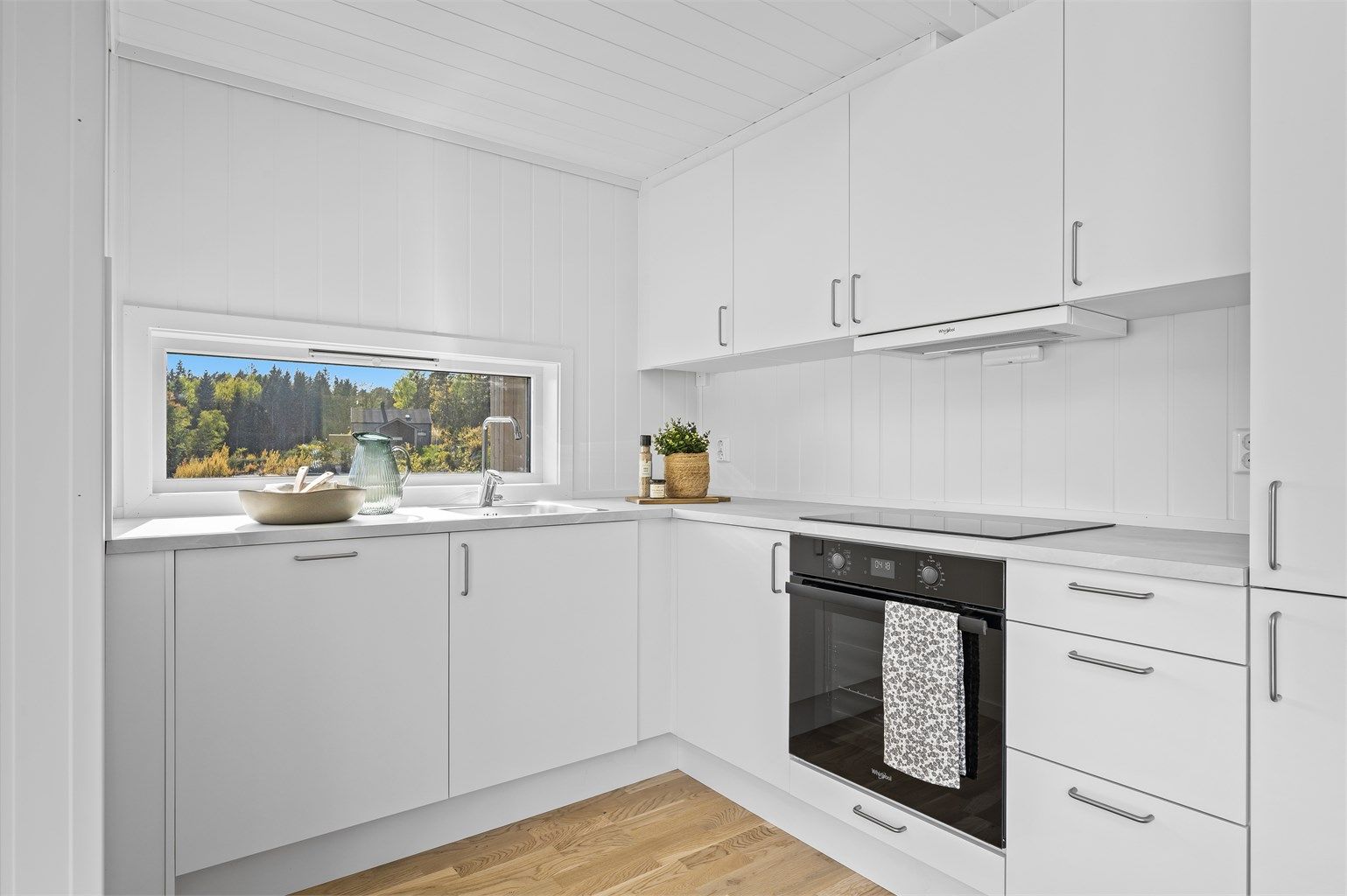 Moderne kjøkkenløsning med alt du trenger (bilde fra identisk hytte).