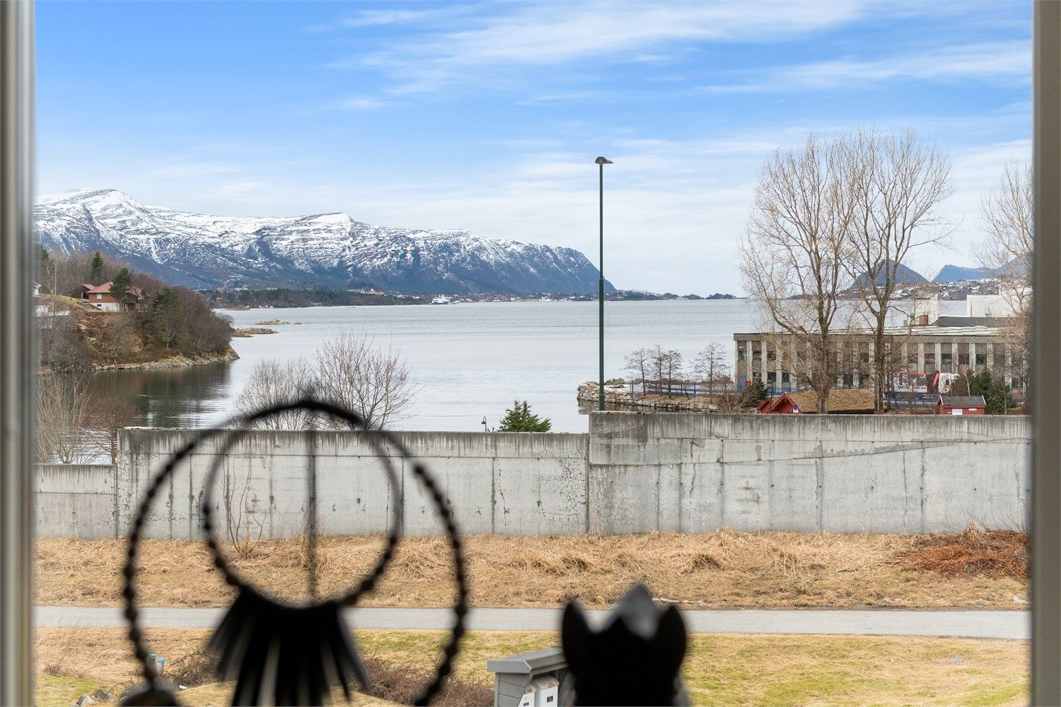 Utsikten kan nytes fra flere av boligens rom og uteplasser