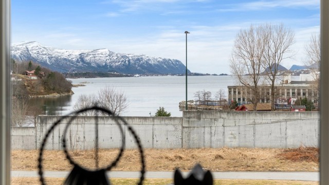 Utsikten kan nytes fra flere av boligens rom og uteplasser