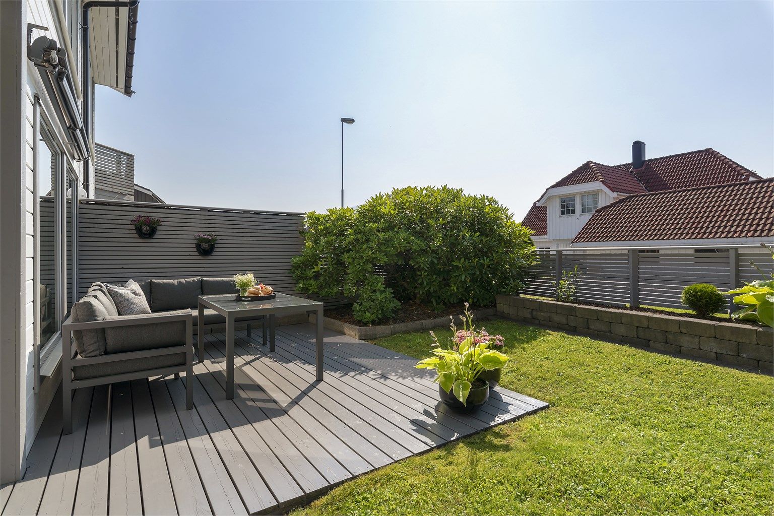 Uteområdet er vendt mot vest, og i følge selger er her sol fra ca 12:00 - 21:00. Uteområdet og gode solforhold er noe selger har likt best med leiligheten