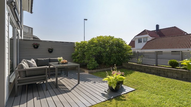 Uteområdet er vendt mot vest, og i følge selger er her sol fra ca 12:00 - 21:00. Uteområdet og gode solforhold er noe selger har likt best med leiligheten