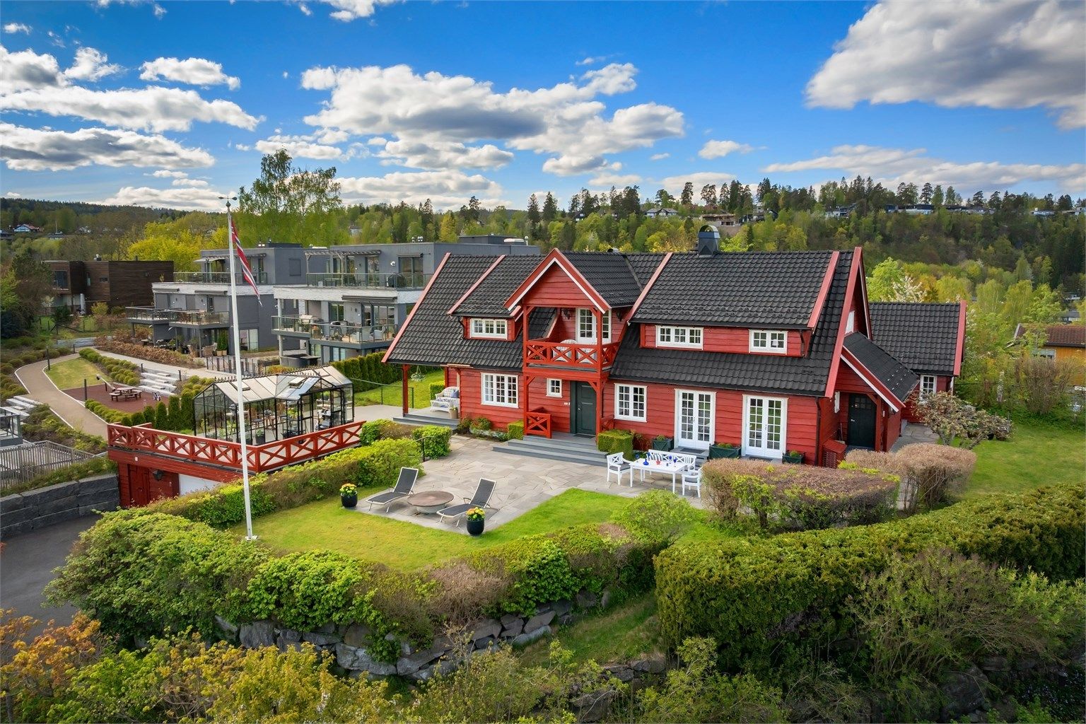 Utvendig byr eiendommen på flotte uteplasser