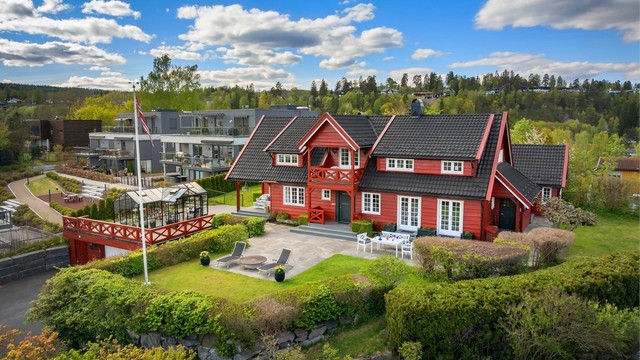Utvendig byr eiendommen på flotte uteplasser